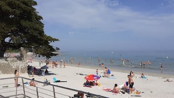 Una playa cerca, sillas reclinables de playa