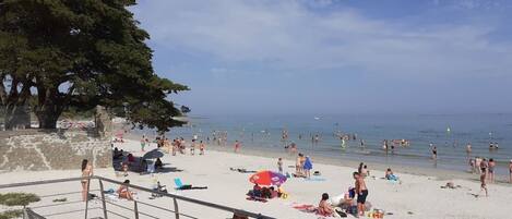 Plage à proximité, chaises longues