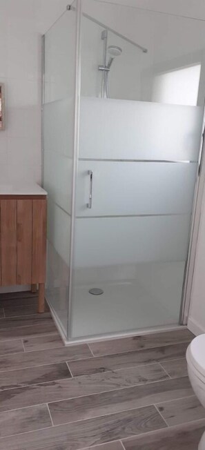 Douche, séchoir à cheveux, serviettes fournies, papier de toilette