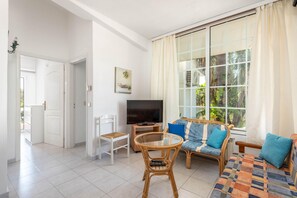 Smart TV, fireplace, books - Villa with Private Pool (Κοσκινού)