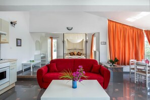 TV - Villa Sutherlea with Private Pool (Κοσκινού)