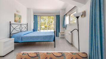 6 bedrooms, iron/ironing board, WiFi, bed sheets