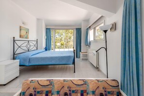 6 bedrooms, iron/ironing board, WiFi, bed sheets