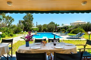 Outdoor dining - Villa Sutherlea with Private Pool (Κοσκινού)