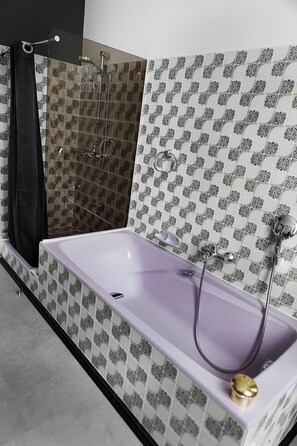 Duschwanne, Haartrockner, Bidet, Handtücher