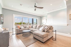 Tv, bordsfotboll och kontor