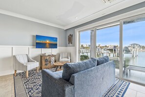 Tv, bordsfotboll och kontor