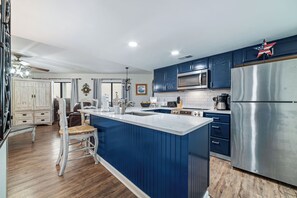 Refrigerador, microondas, horno y parrilla de estufa 