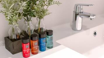 Een douche, een haardroger, handdoeken