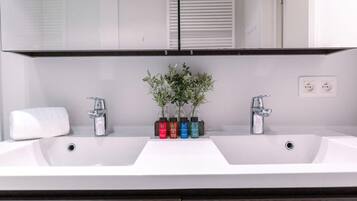 Een douche, een haardroger, handdoeken