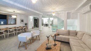 Ein geräumiger Wohnbereich mit Essplatz, einer Couch und einem Couchtisch mit Dekoration.