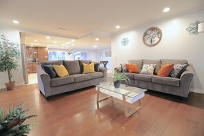 智能电视、桌上足球、办公室