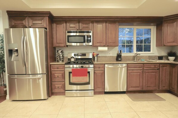 Frigorifero, microonde, forno, piano cottura