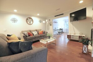 Smart TV, tavolo da calcetto, studio