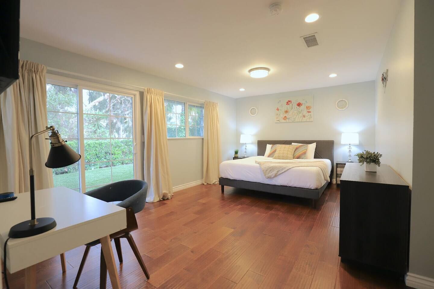 4 habitaciones, escritorio y tabla de planchar con plancha 