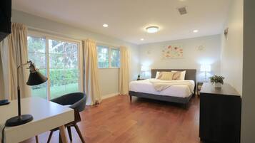 4 habitaciones, escritorio y tabla de planchar con plancha