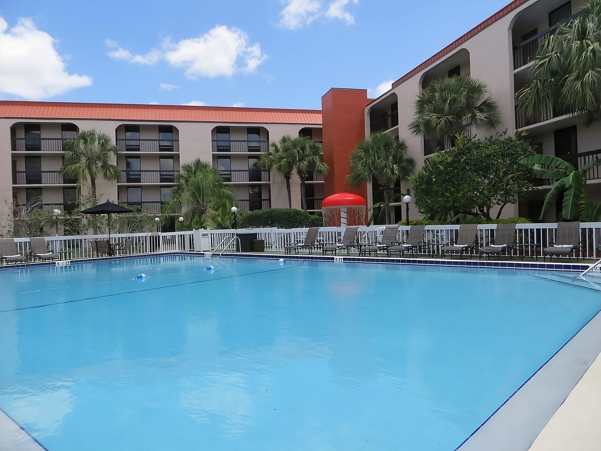 Poolside Oasis! 4 Comfy Units, Pool, Breakfast, Parking! Minutes to Ripley's!
