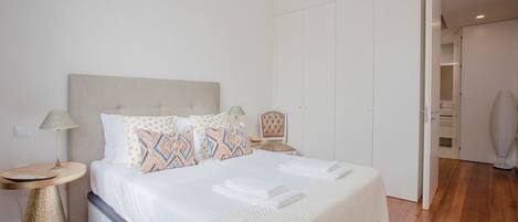 2 quartos, ferros/tábuas de passar roupa, Wi-Fi, roupa de cama