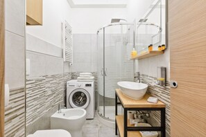 Shower, hair dryer, bidet - GuestHost - Comfortable 35sqm apartment that can accommodate up to 4 people. Located on the second floor, without a lift, of a building 3 minutes walk away from Uffizi Gallery and Piazza della Signoria, the accommodation is the best solution to visit the (Firenze)
