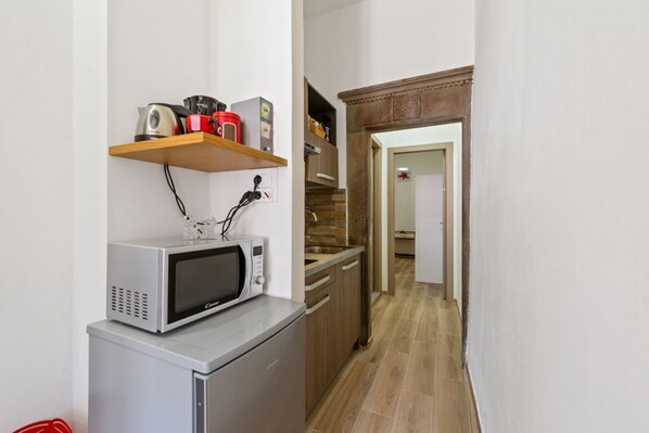 Micro-ondes, plaque de cuisson, grille-pain