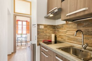 Microwave, stovetop, toaster - GuestHost - Comfortable 35sqm apartment that can accommodate up to 4 people. Located on the second floor, without a lift, of a building 3 minutes walk away from Uffizi Gallery and Piazza della Signoria, the accommodation is the best solution to visit the (Firenze)