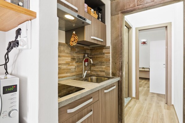 Micro-ondes, plaque de cuisson, grille-pain