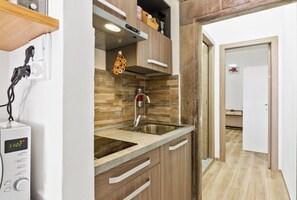 Mikrobølgeovn, kokeplater og brødrister