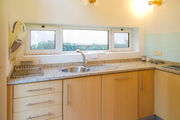 Fridge, microwave, oven, stovetop - Liiiving in Porto | Garden Pool House (Porto)