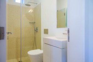 Shower, hair dryer, towels - Liiiving in Porto | Garden Pool House (Porto)