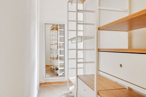 Interior - Comfortable and cozy apartment of about 80 square meters, able to accommodate up to 5 people, located on the raised ground floor of a 1950s building (7 steps to access the apartment). The accommodation, whose decor recalls the works of Keith Haring, is l (Pisa)