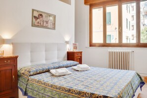 1 habitación, escritorio, tabla de planchar con plancha y wifi