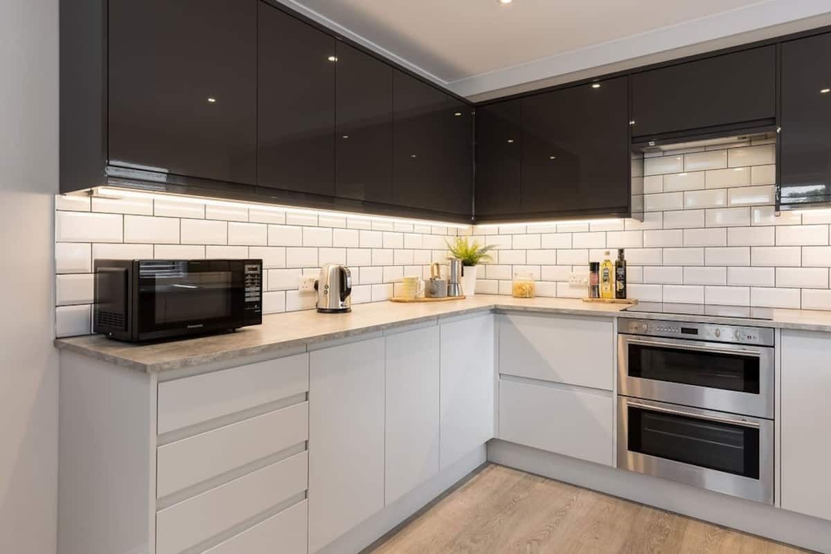 Kylskåp, mikrovågsugn, ugn och spishäll