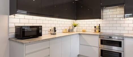 Frigorífico, microondas, horno y placa de cocina