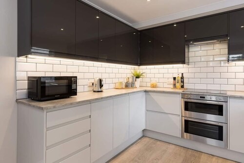 Stylish Town House - Central, Detached, Parking, Garden