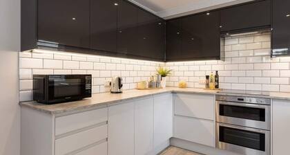 Stylish Town House - Central, Detached, Parking, Garden