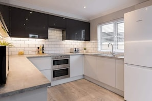 Fridge, microwave, oven, stovetop - Stylish Town House - Central, Detached, Parking, Garden (Bournemouth)