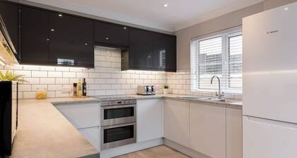 Stylish Town House - Central, Detached, Parking, Garden