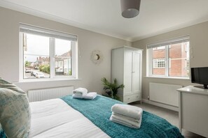 4 bedrooms, iron/ironing board, travel cot, free WiFi - Stylish Town House - Central, Detached, Parking, Garden (Bournemouth)