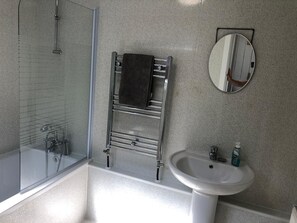 Combined shower/bathtub, towels, soap, toilet paper - Hinton House (Liverpool)