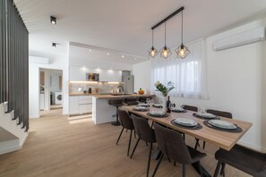 Villa, varias camas | Cocina privada | Refrigerador, microondas, horno y parrilla de estufa 