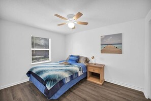 Desk, iron/ironing board, free WiFi, bed sheets - ~Lots of Truck Parking_Sleek Home_Sleeps 10~ (Jacksonville)