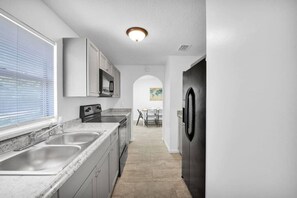 Fridge, microwave, oven, coffee/tea maker - ~Lots of Truck Parking_Sleek Home_Sleeps 10~ (Jacksonville)