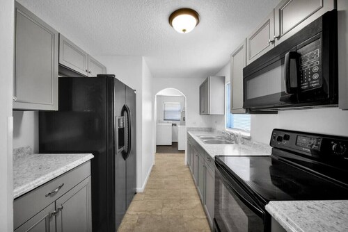 ~Lots of Truck Parking_Sleek Home_Sleeps 10~