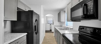 ~Lots of Truck Parking_Sleek Home_Sleeps 10~