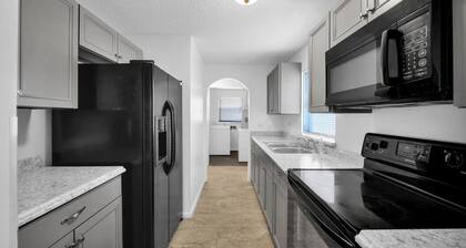 ~Lots of Truck Parking_Sleek Home_Sleeps 10~