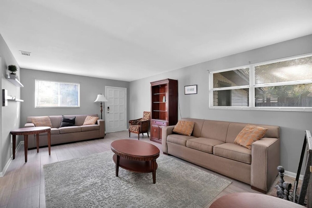 ~Green Hill Hideaway_Sleeps 12_15Mins to Stadium~