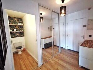 Douche, sĂšche-cheveux, serviettes fournies, papier toilette