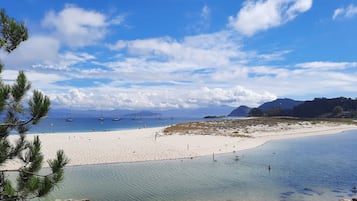 En la playa, camastros y toallas de playa