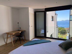 4 bedrooms, desk, iron/ironing board, travel cot - Villa Mirador da Pinela - close to Limens and Santa Marta beach (Cangas do Morrazo)