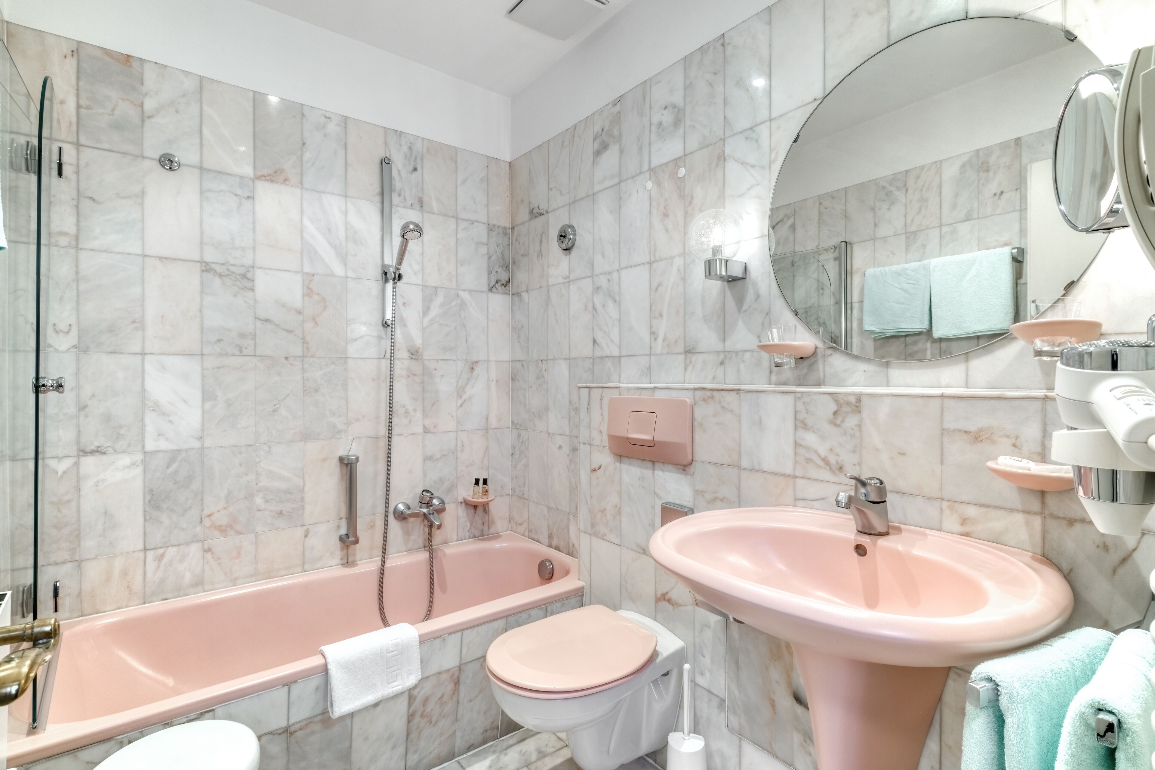 1 bedroom, hypo-allergenic bedding, down duvets, individually decorated